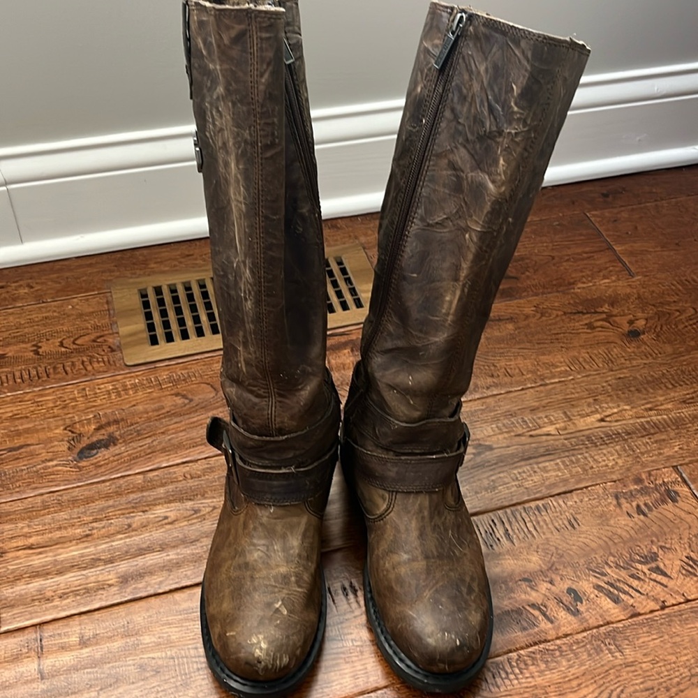 Used Harley-Davidson knee high boots. It’s in good condition